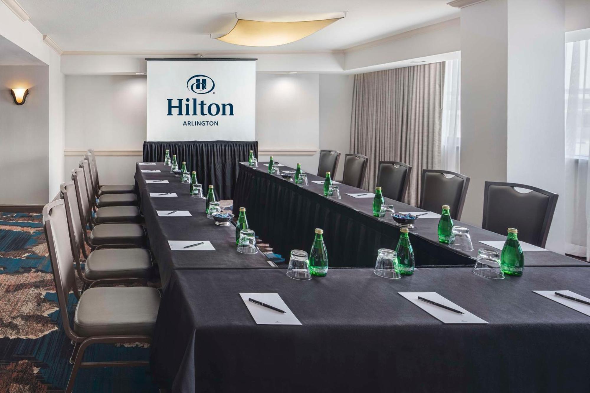 Hotel Hilton Arlington Esterno foto